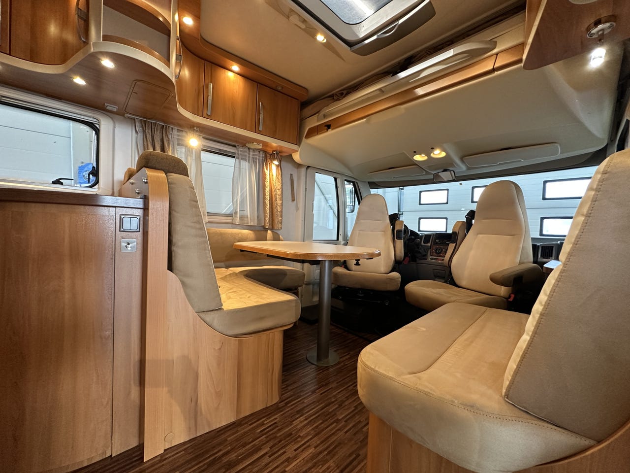 Hymer B 654 CL – Lit pavillon – Four – Camping-car intégral haut de gamme