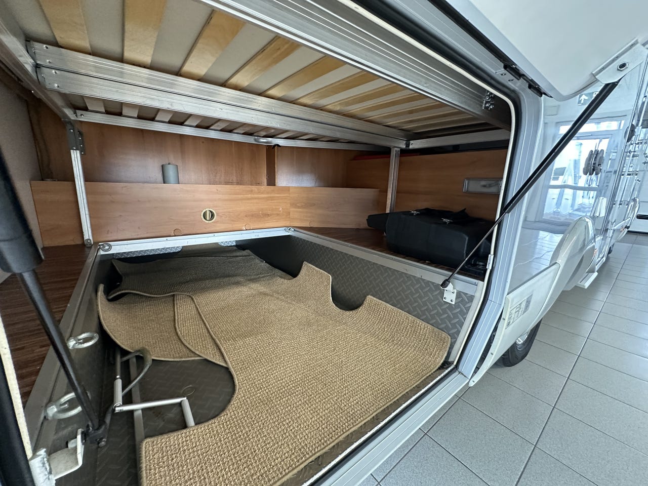 Hymer B 654 CL – Lit pavillon – Four – Camping-car intégral haut de gamme