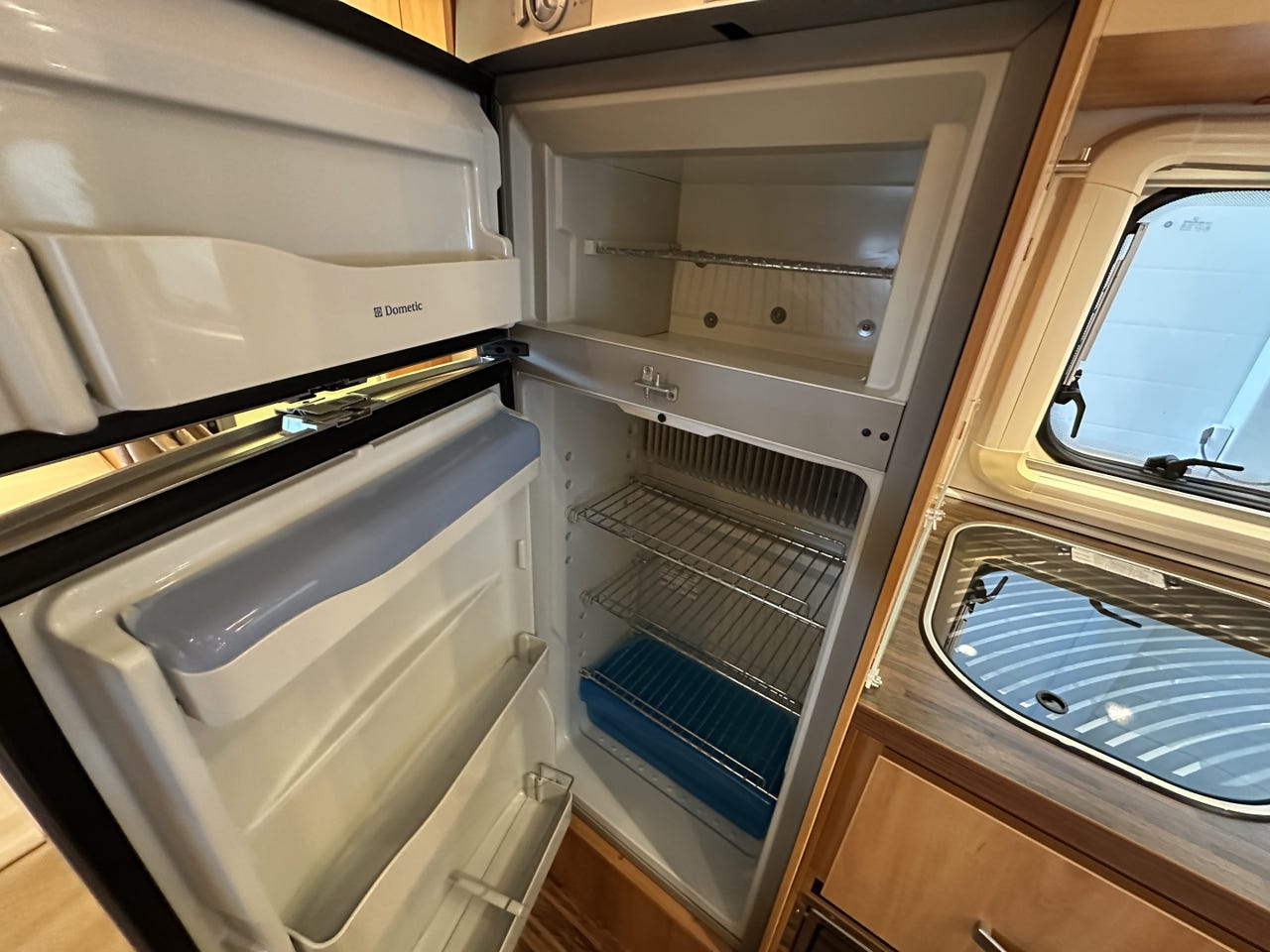 Hymer B 654 CL – Lit pavillon – Four – Camping-car intégral haut de gamme