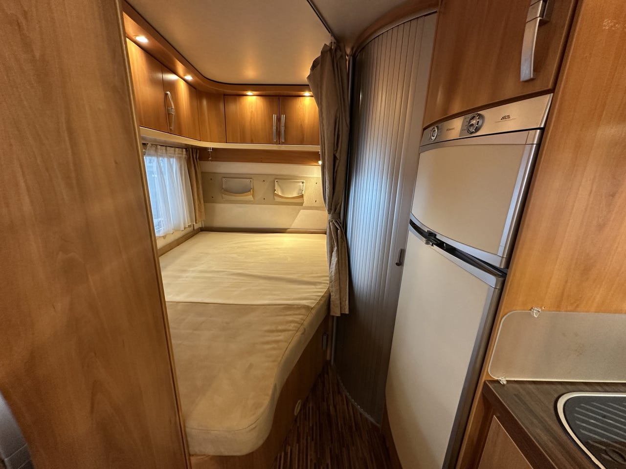 Hymer B 654 CL – Lit pavillon – Four – Camping-car intégral haut de gamme