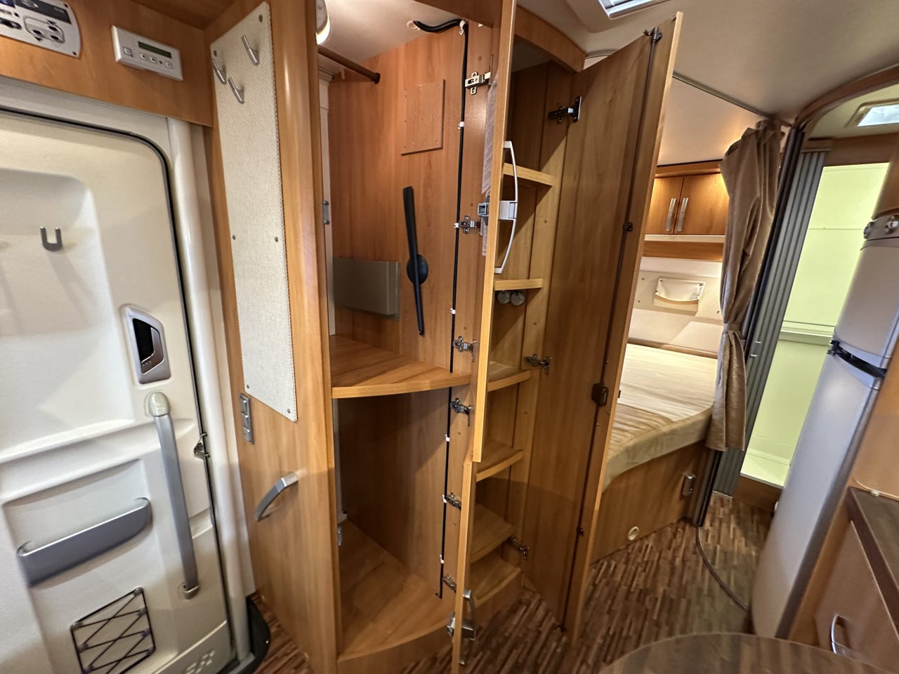 Hymer B 654 CL – Lit pavillon – Four – Camping-car intégral haut de gamme