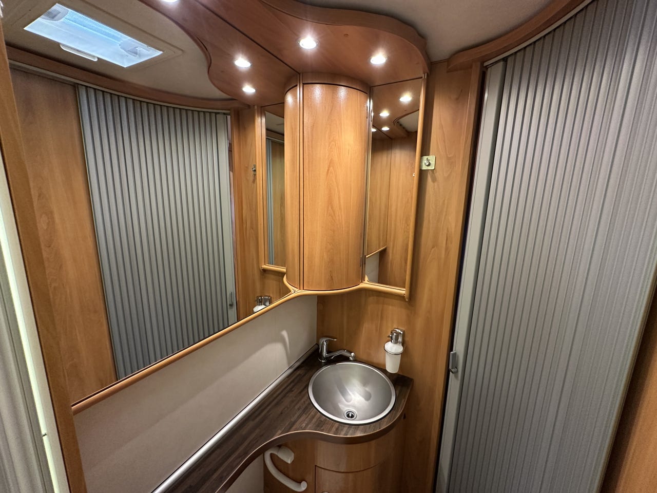 Hymer B 654 CL – Lit pavillon – Four – Camping-car intégral haut de gamme