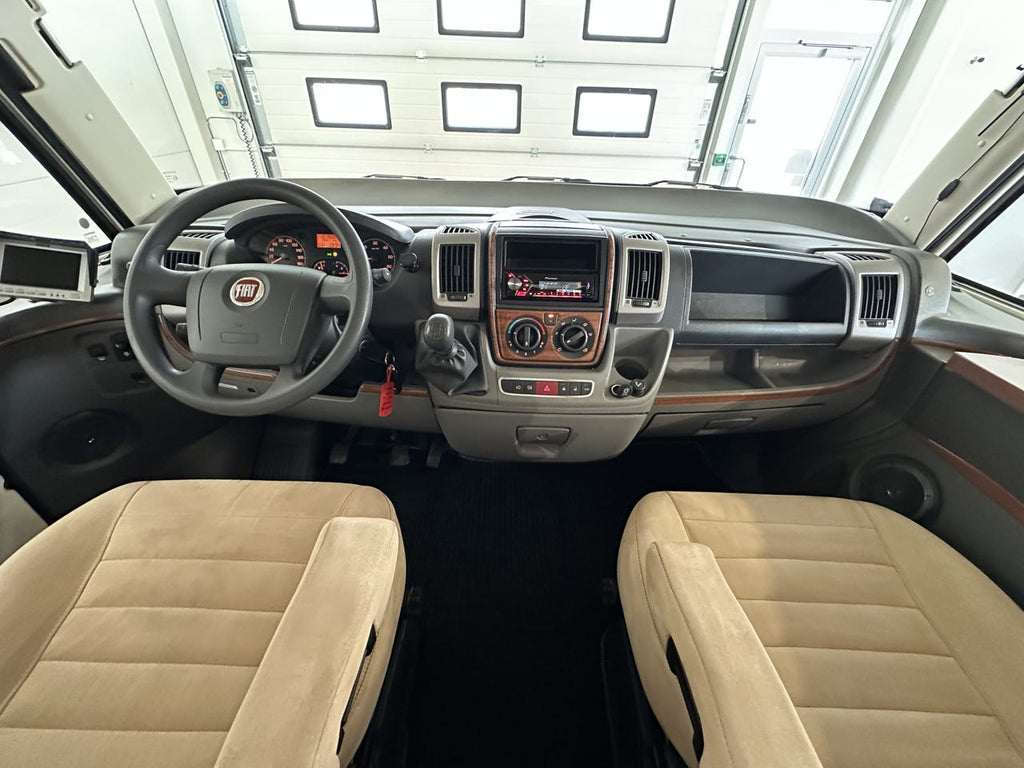 Hymer B 654 CL – Lit pavillon – Four – Camping-car intégral haut de gamme