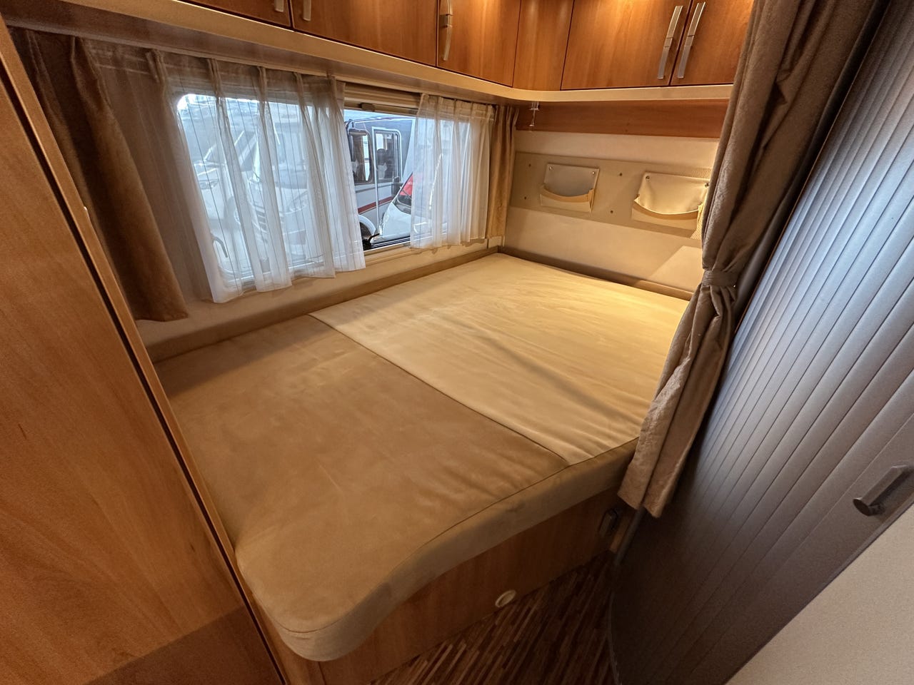 Hymer B 654 CL – Lit pavillon – Four – Camping-car intégral haut de gamme