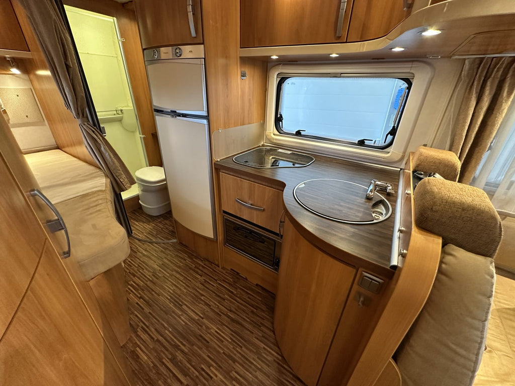 Hymer B 654 CL – Lit pavillon – Four – Camping-car intégral haut de gamme