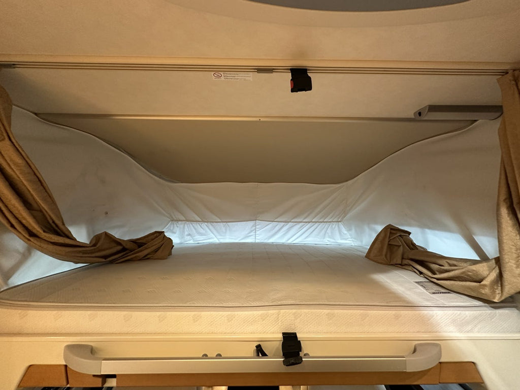 Hymer B 654 CL – Lit pavillon – Four – Camping-car intégral haut de gamme