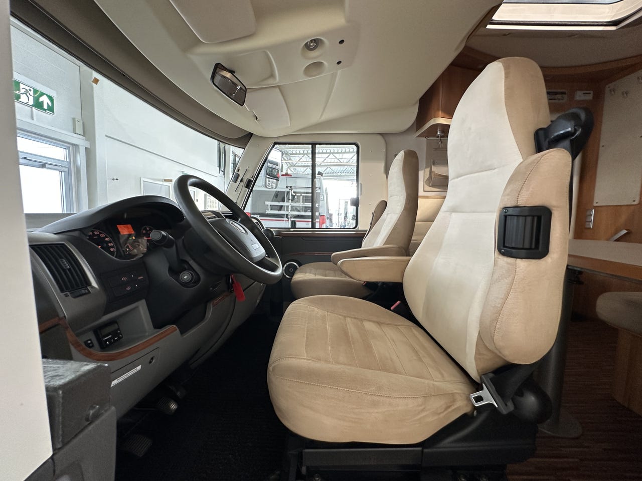 Hymer B 654 CL – Lit pavillon – Four – Camping-car intégral haut de gamme