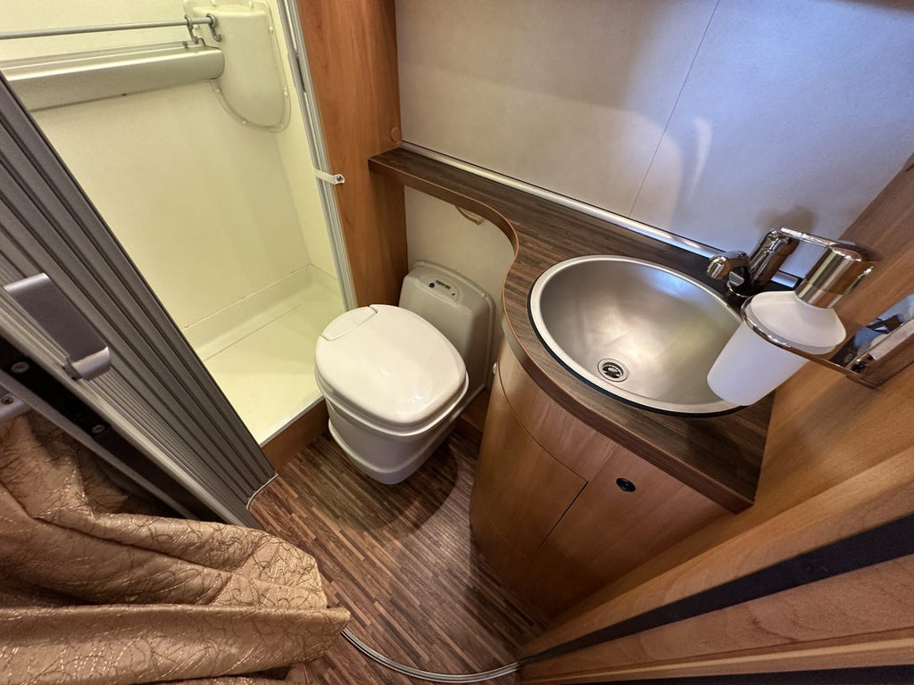 Hymer B 654 CL – Lit pavillon – Four – Camping-car intégral haut de gamme