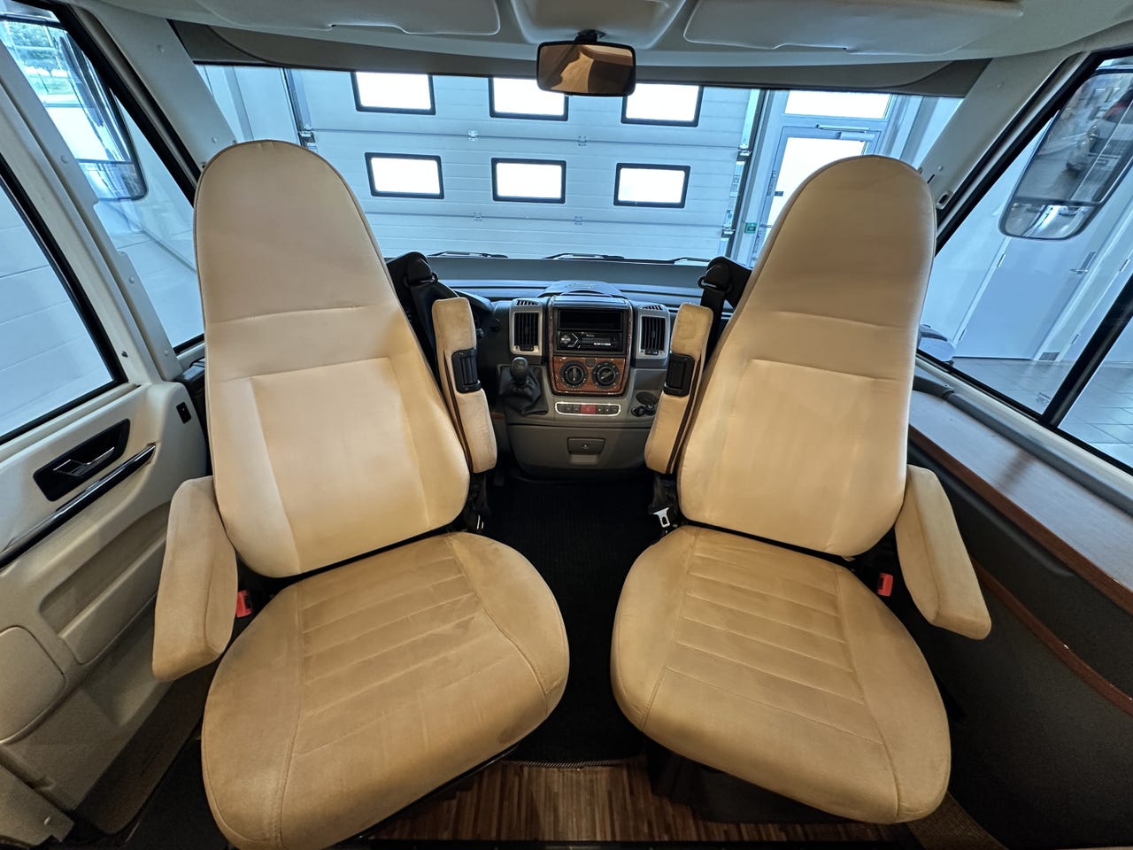 Hymer B 654 CL – Lit pavillon – Four – Camping-car intégral haut de gamme