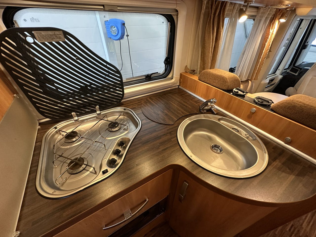 Hymer B 654 CL – Lit pavillon – Four – Camping-car intégral haut de gamme