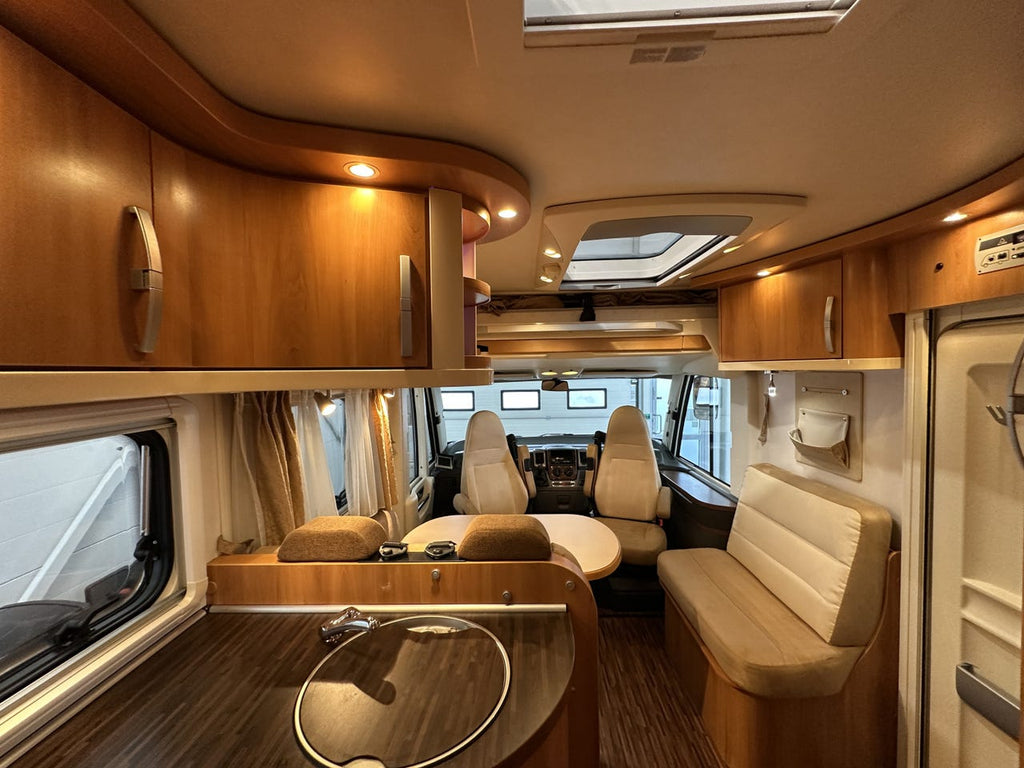 Hymer B 654 CL – Lit pavillon – Four – Camping-car intégral haut de gamme