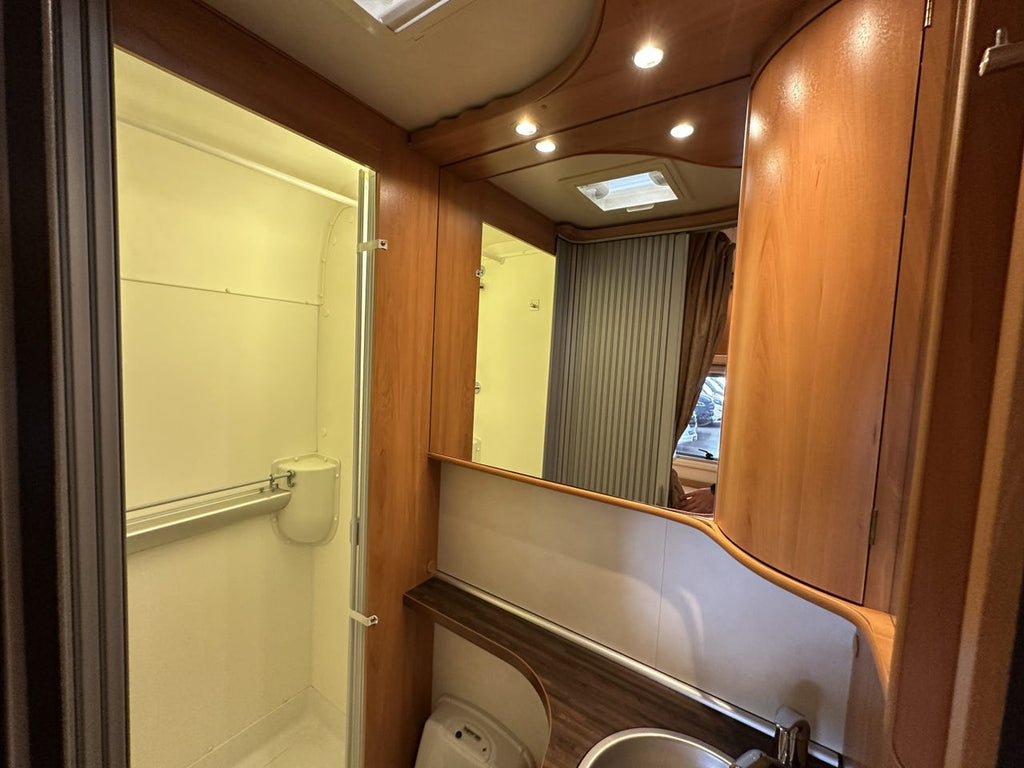 Hymer B 654 CL – Lit pavillon – Four – Camping-car intégral haut de gamme